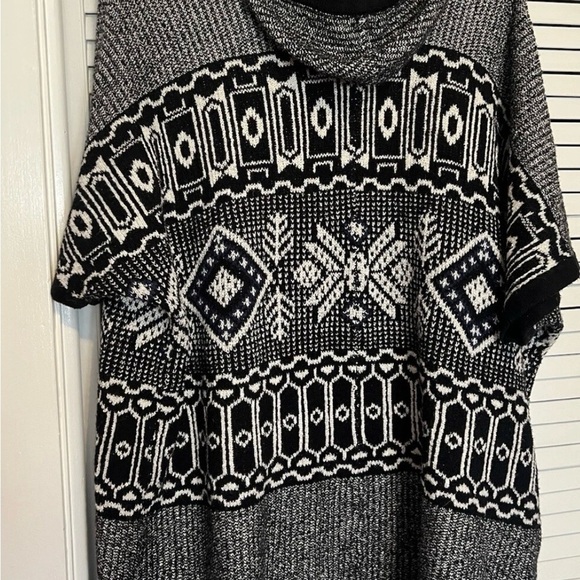 American Eagle Outfitters Black and White Poncho - Picture 6 of 10